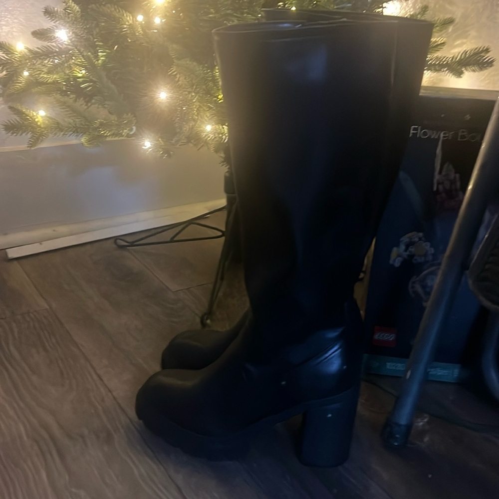 Black, worn twice, very comfortable. I don’t walk well in heels and was drunk.